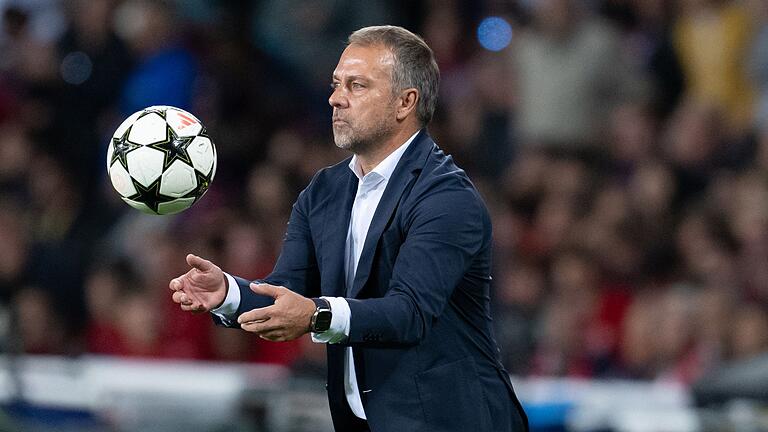 Hansi Flick - Trainer Hansi Flick hofft, dass beim FC Barcelona bald wieder der Fußball im Mittelpunkt steht. Hansi Flick - Trainer Hansi Flick hofft, dass beim FC Barcelona bald wieder der Fußball im Mittelpunkt steht.