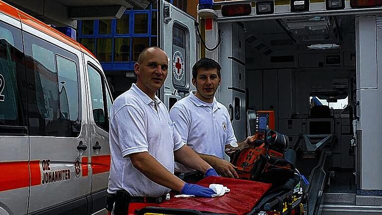 Desinfektion nach dem Einsatz: Rettungsassistent Mario Hahn und Rettungssanitäter Martin Mangold bei der Frühschicht.