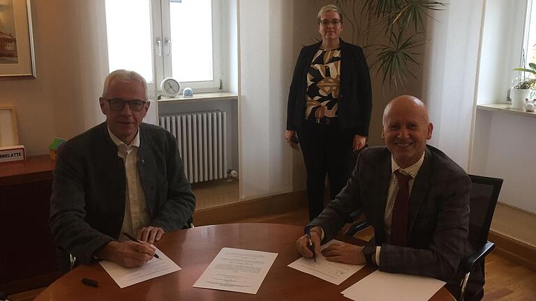 Haßfurt übernimmt das Knetzgauer Standesamt (von links): der Haßfurter Bürgermeister Günther Werner, Standesamtsleiterin Susanne Bravo und der Knetzgauer Bürgermeister Stefan Paulus. Haßfurt übernimmt das Knetzgauer Standesamt (von links): der Haßfurter Bürgermeister Günther Werner, Standesamtsleiterin Susanne Bravo und der Knetzgauer Bürgermeister Stefan Paulus.