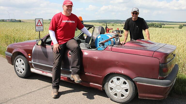 Der ganze Stolz der Schweinfurter Gleitschirmfreunde: die selbst entwickelte, mobile Seilwinde. Ralf Schlenz (links) und Vorsitzender Ralf Morgenroth steuern das Club-Cabrio.