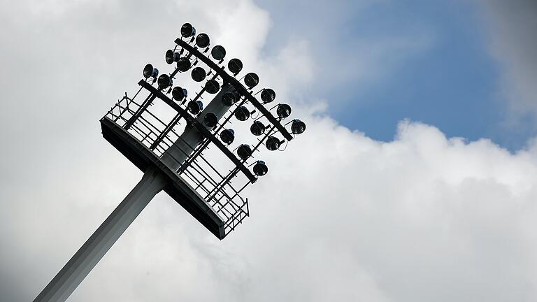 Die Lampen bleiben wohl für längere Zeit aus: Der FC 05 Schweinfurt spielt voraussichtlich bis Saisonende nicht mehr an Freitagabenden unter Flutlicht, sondern Samstag nachmittags.