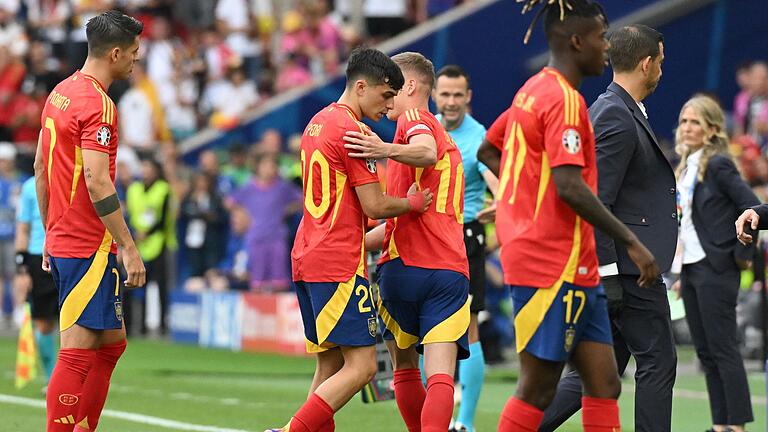 Euro 2024: Spanien - Deutschland       -  Musste nach dem Foul von Toni Kroos ausgewechselt werden: Spaniens Pedri (2.vl).