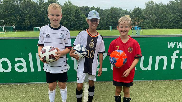 Stolze Sieger beim Ferien-Fußball-Camp am Franken-Landschulheim Schloss Gaibach: (von links) Christopher Erk (3. Platz), Lio Dorbath (Turniersieger) und Noah Hedrich (2. Platz).