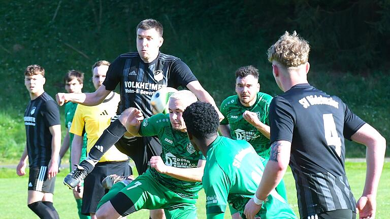 Die Spiele der Kreisliga Rhön - Nicht immer schön, aber jederzeit intensiv war das Spiel des mit 1:0 siegreichen SV Riedenberg (in grün) gegen Tabellenführer SV Rödelmaier. Die Spiele der Kreisliga Rhön - Nicht immer schön, aber jederzeit intensiv war das Spiel des mit 1:0 siegreichen SV Riedenberg (in grün) gegen Tabellenführer SV Rödelmaier.