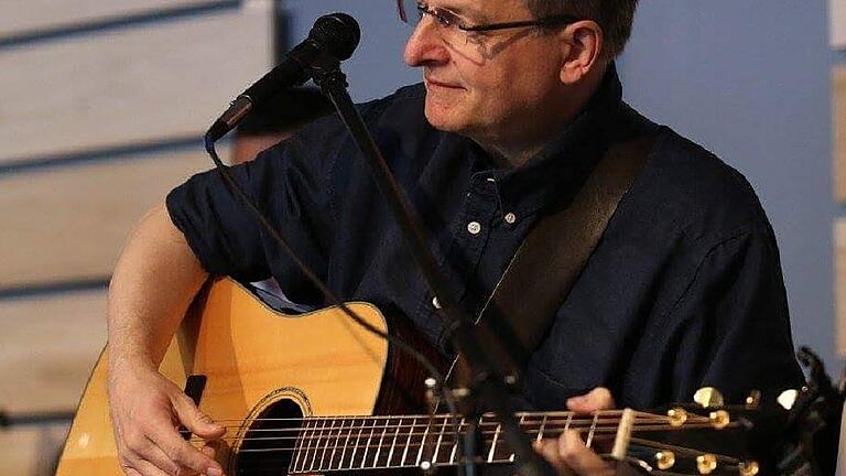 Felix Weber spielt selbst mehrere Instrumente.