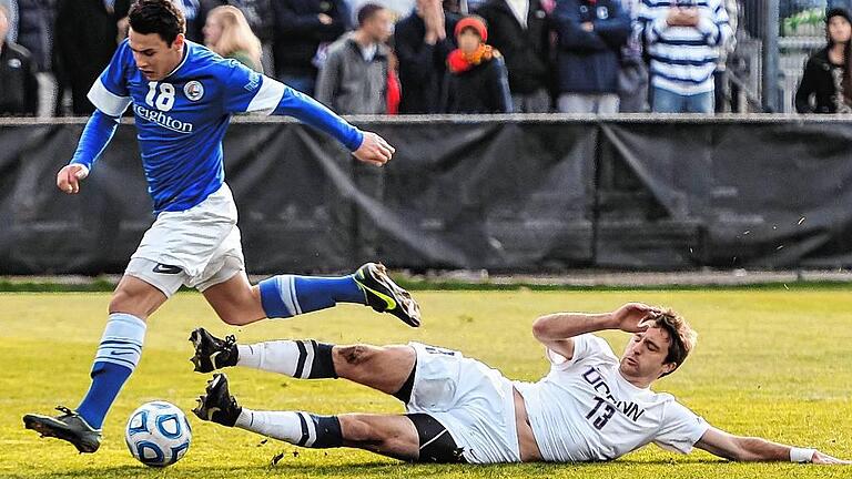 So kannten ihn die Fans im College: Timo Pitter (links) in einem Spiel für die Creighton University gegen Connecticut.