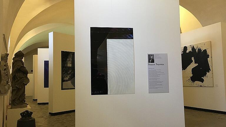 Aktuelle Themen vor historischer Kulisse: Die Ausstellung im Museum für Franken greift Themen rund um Demokratie und Frieden auf. Im Vordergrund: Patricia Pfeiffers Werk, das sich mit Diskriminierung auseinandersetzt. Aktuelle Themen vor historischer Kulisse: Die Ausstellung im Museum für Franken greift Themen rund um Demokratie und Frieden auf. Im Vordergrund: Patricia Pfeiffers Werk, das sich mit Diskriminierung auseinandersetzt.