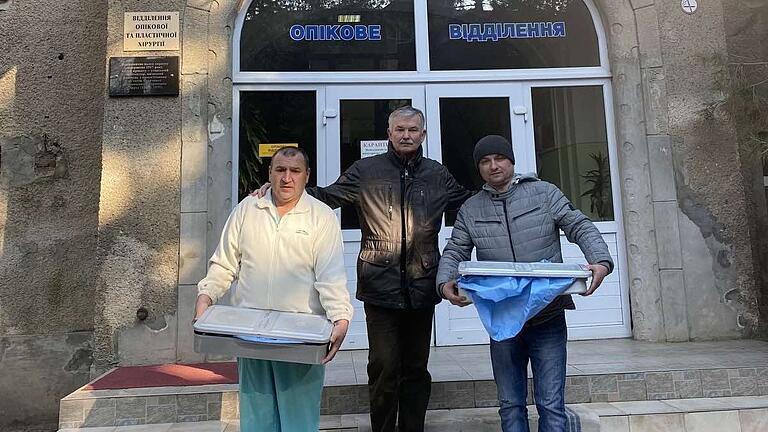 Mitarbeiter der Regionalklinik in Uzhgorod mit den gespendeten OP-Bestecken.