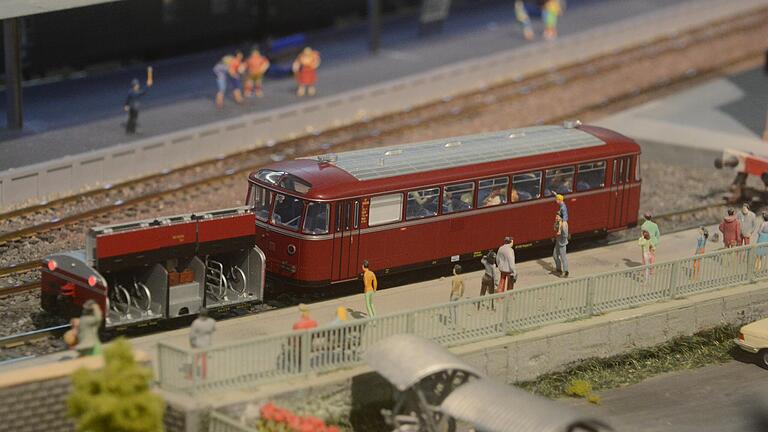 Der Schienenbus bringt Fahrgäste von der Nebenbahn.