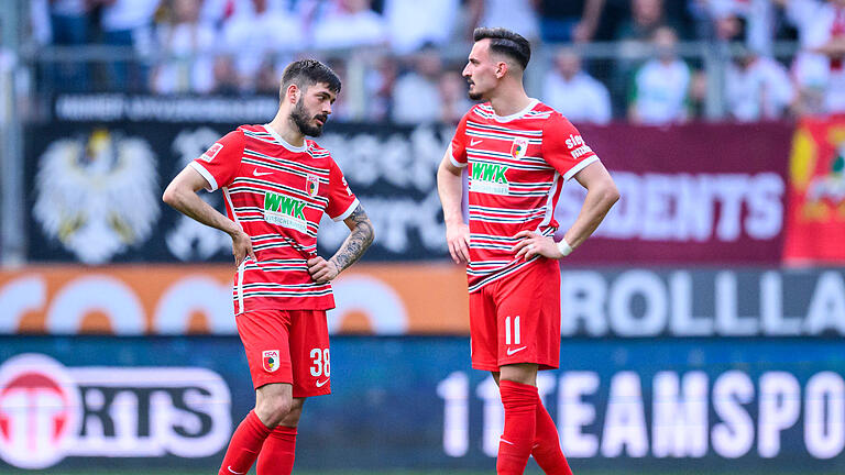 FC Augsburg - Borussia Dortmund.jpeg       -  Mergim Berisha (rechts) und David Colina nach dem 0:3 gegen Dortmund.