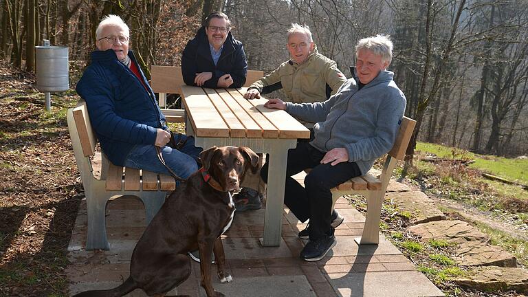 Ein Gemeinschaftsprojekt für die Allgemeinheit ist die neue Sitzgruppe an der Grotte in der Verlängerung des Kornwegs. Auf dem Foto sind (von links) Erwin Trostel, Christian Holzemer, Hermann Schäfer und Karl Steigerwald zu sehen.&nbsp;