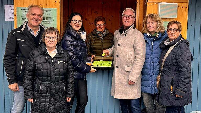 Zur Eröffnung der Weihnachtsverlosung kamen (von links) Guido Vorndran, Rosi Elbert, Theresia Griebel, Margit Griebel, Norbert Klein, Silvia Nöth und Christine Lux.