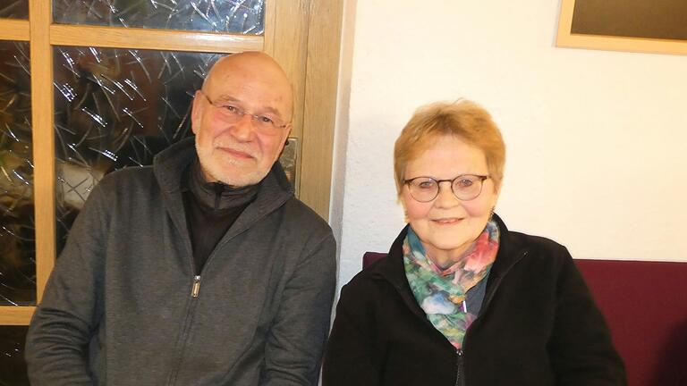 Kaum bekannt war, dass Hubert und Astrid Wück seit Jahrzehnten begeisterte Rosenliebhaber sind und in ihrem Garten rund 110 teilweise sehr alte Rosensorten hegen und pflegen. Kaum bekannt war, dass Hubert und Astrid Wück seit Jahrzehnten begeisterte Rosenliebhaber sind und in ihrem Garten rund 110 teilweise sehr alte Rosensorten hegen und pflegen.