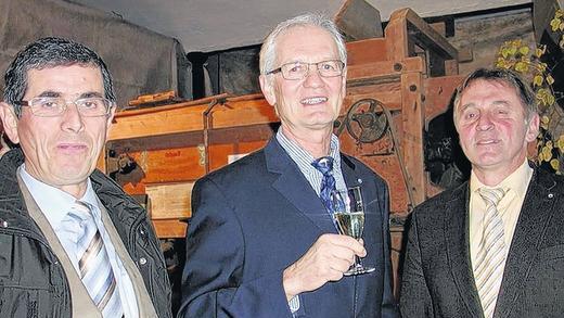 Jubiläum: Beim Empfang zum 100-jährigen Bestehen der Familien Heil und Fenner in Gelchsheim feierten mit Jochen Fenner (Mitte) auch die Bürgermeister Hermann Geßner (rechts) und Werner Reuß. Jubiläum: Beim Empfang zum 100-jährigen Bestehen der Familien Heil und Fenner in Gelchsheim feierten mit Jochen Fenner (Mitte) auch die Bürgermeister Hermann Geßner (rechts) und Werner Reuß.
