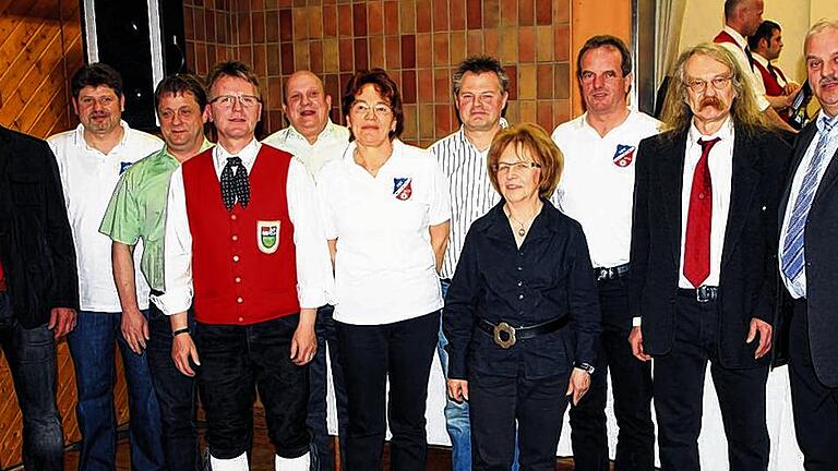 Im Vorstand aktiv: Der Vorsitzende des TSV Mittelstreu, Arno Stockheimer (Zweiter von rechts), sein Stellvertreter Joachim Schmitt (links) und Bürgermeister Matthias Liebst (rechts) gratulierten den Geehrten, die für ihr langjähriges Engagement im Vorstand des Vereins gewürdigt wurden.