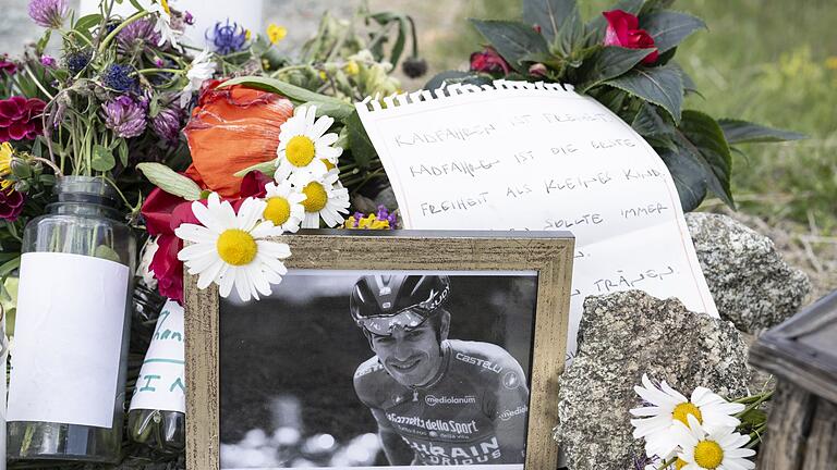 Gedenken an Gino Mäder       -  Eine Gedenkstelle für Gino Mäder am Albulapass.