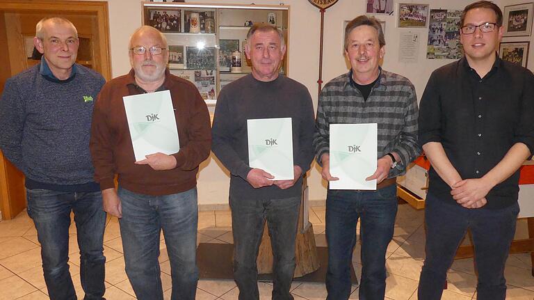 Über ein halbes Jahrhundert. Seit 60 Jahren hält Wolfgang Gärtner (2. von links) und seit 50 Jahren halten (weiter von links) Ottmar Roßhirt und Josef Kolb der DJK Weisbach die Treue. Hierfür wurden sie von Alois Türpitz (links) und vom zweiten Vorsitzenden Christoph Kamm (rechts) mit der goldenen Ehrennadel mit Lorbeerblatt (50 Jahre) und dem goldenen Ehrenzeichen mit Lorbeerblatt (60 Jahre) ausgezeichnet. Über ein halbes Jahrhundert. Seit 60 Jahren hält Wolfgang Gärtner (2. von links) und seit 50 Jahren halten (weiter von links) Ottmar Roßhirt und Josef Kolb der DJK Weisbach die Treue. Hierfür wurden sie von Alois Türpitz (links) und vom zweiten Vorsitzenden Christoph Kamm (rechts) mit der goldenen Ehrennadel mit Lorbeerblatt (50 Jahre) und dem goldenen Ehrenzeichen mit Lorbeerblatt (60 Jahre) ausgezeichnet.