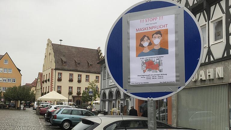 Ab Mittwoch, 8 Uhr, gilt in Gerolzhofen eine verbindliche Maskenpflicht auf dem Marktplatz für alle Fußgänger. Zahlreiche Schilder weisen darauf hin.