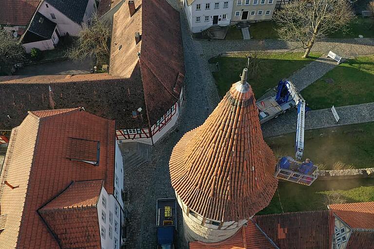 Mit einer Foto-Drohne sind spektakuläre Aufnahmen von der Notsicherung des Schulglockenturms entstanden. Mit einer Foto-Drohne sind spektakuläre Aufnahmen von der Notsicherung des Schulglockenturms entstanden.