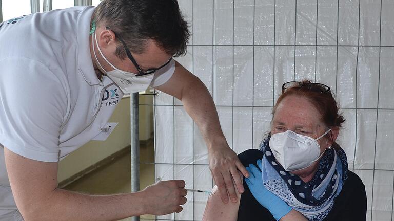 Ihre Erstimpfung gegen das Coronavirus erhielt am Eröffnungstag in Stadtlauringen Gabi Magerhans. Die 67-Jährige kommt aus Sennfeld und ist für ihren Impftermin nach Stadtlauringen gefahren. Ihre Erstimpfung gegen das Coronavirus erhielt am Eröffnungstag in Stadtlauringen Gabi Magerhans. Die 67-Jährige kommt aus Sennfeld und ist für ihren Impftermin nach Stadtlauringen gefahren.
