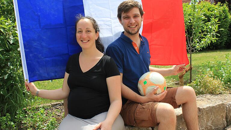 Nathalie und Jakob Rinkewitz in ihrem Garten in Großlangheim. Die Französin und ihr deutscher Mann schauen gemeinsam die Fußball-EM. Ob sie das Endspiel sehen können oder die Geburt des 2. Kindes dazwischenkommt, wird sich zeigen.