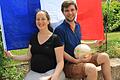 Nathalie und Jakob Rinkewitz in ihrem Garten in Großlangheim. Die Französin und ihr deutscher Mann schauen gemeinsam die Fußball-EM. Ob sie das Endspiel sehen können oder die Geburt des 2. Kindes dazwischenkommt, wird sich zeigen.