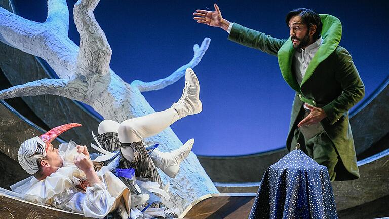Ungleiche Weggefährten: Papageno (Hinrich Horn, in der Premiere sang Daniel Fiolka) und Tamino (Roberto Ortiz).