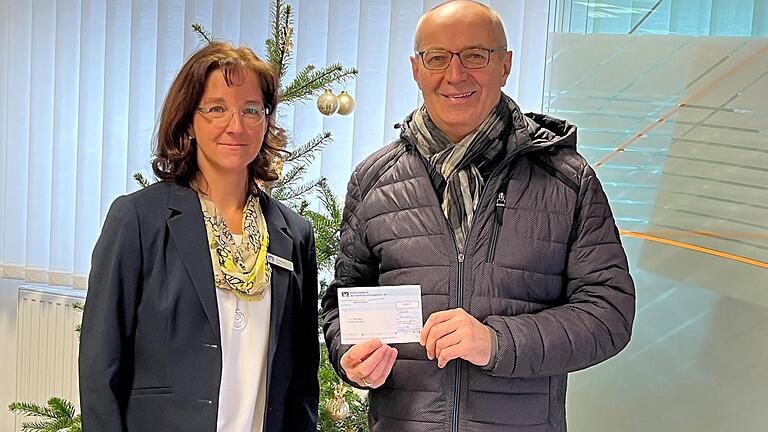 Kundenberaterin Andrea Bätz bei der Spendenübergabe an Reinhold Konrad.