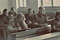 Eine Aufnahme aus dem Nachlass der Fotografin Erika Groth-Schmachtenberger zeigt Studentinnen und Studenten im Winter 1945/46 in dicke Mäntel gehüllt in einem Raum der Neuen Universität in Würzburg. Der Nachlass befindet sich im Stadtarchiv (Signatur: StadtAW, GS 415/19).