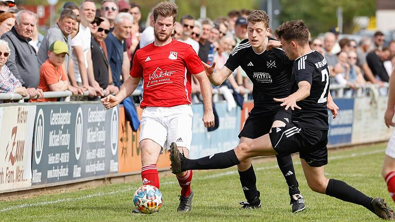 Langes Bein: Luis Schmitt (rechts) und Sebastian Menig (Bildmitte) vom FV Helmstadt stören den Vorstoß des Birkenfelders Alexander Roos (links).