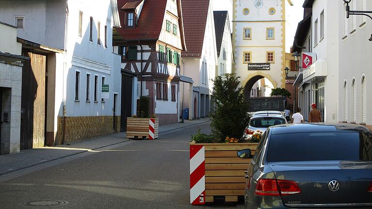 Die Parkregelung in der Turmstraße wird großzügiger - künftig sind tagsüber zwei Stunden mit Parkscheibe erlaubt. Die neuen Blumenkübel waren kaum aufgestellt als schon Beschwerden kamen.