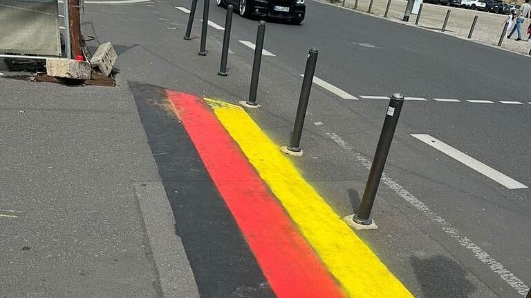 Bereits Ende Juni hatten Unbekannte den Regenbogen vor der Residenz in Würzburg mit den Deutschlandfarben übermalt.