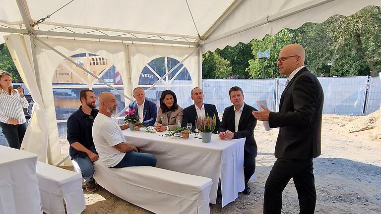 Bad Kissingens Oberbürgermeister Dirk Vogel (rechts) freut sich, dass die städtebauliche Lücke durch den Neubau des 4-Sterne-Superior-Hotels 'Sonnenhof Bad Kissingen' geschlossen werden wird. Die nötigen Fördermittel kommen vom Freistaat Bayern. Das Bild zeigt von links: Jochen Manhardt, Robert Manhardt, Landrat Thomas Bold, Bayerns Landwirtschaftsministerin Michaela Kaniber, Bayerns Wirtschaftsminister Hubert Aiwanger und Staatssekretär Sandro Kirchner. - Bad Kissingens Oberbürgermeister Dirk Vogel (rechts) freut sich, dass die städtebauliche Lücke durch den Neubau des 4-Sterne-Superior-Hotels 'Sonnenhof Bad Kissingen' geschlossen werden wird. Die nötigen Fördermittel kommen vom Freistaat Bayern. Das Bild zeigt von links: Jochen Manhardt, Robert Manhardt, Landrat Thomas Bold, Bayerns Landwirtschaftsministerin Michaela Kaniber, Bayerns Wirtschaftsminister Hubert Aiwanger und Staatssekretär Sandro Kirchner. Bad Kissingens Oberbürgermeister Dirk Vogel (rechts) freut sich, dass die städtebauliche Lücke durch den Neubau des 4-Sterne-Superior-Hotels 'Sonnenhof Bad Kissingen' geschlossen werden wird. Die nötigen Fördermittel kommen vom Freistaat Bayern. Das Bild zeigt von links: Jochen Manhardt, Robert Manhardt, Landrat Thomas Bold, Bayerns Landwirtschaftsministerin Michaela Kaniber, Bayerns Wirtschaftsminister Hubert Aiwanger und Staatssekretär Sandro Kirchner. - Bad Kissingens Oberbürgermeister Dirk Vogel (rechts) freut sich, dass die städtebauliche Lücke durch den Neubau des 4-Sterne-Superior-Hotels 'Sonnenhof Bad Kissingen' geschlossen werden wird. Die nötigen Fördermittel kommen vom Freistaat Bayern. Das Bild zeigt von links: Jochen Manhardt, Robert Manhardt, Landrat Thomas Bold, Bayerns Landwirtschaftsministerin Michaela Kaniber, Bayerns Wirtschaftsminister Hubert Aiwanger und Staatssekretär Sandro Kirchner.