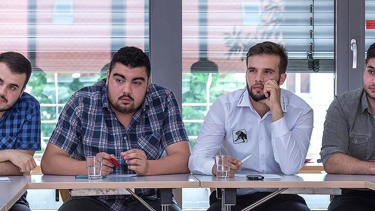 &bdquo;Sie sind in Deutschland geboren und sagen: ,Klar bin ich Türke.'&ldquo; (Halil Cesur): Turan Bicakcioglu, Fatih Bibir, Ali Cinkilic und Muhammed-Enes Sapmaz, Teilnehmer der Arbeitsgruppe &bdquo;Potenziale erkennen &ndash; Potenziale fördern&ldquo; (von links).