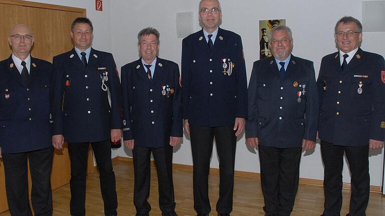 Ehrungen durch den Kreisfeuerwehrverband Main-Spessart: (von links) Kreisbrandrat Peter Schmidt, Peter Lauter, Edgar Rößer, Jürgen Schamberger (alle Ehrenkreuz in Silber), Robert Vetter (Ehrenmedaille) sowie Kreisbrandinspektor Georg Rumpel. Ehrungen durch den Kreisfeuerwehrverband Main-Spessart: (von links) Kreisbrandrat Peter Schmidt, Peter Lauter, Edgar Rößer, Jürgen Schamberger (alle Ehrenkreuz in Silber), Robert Vetter (Ehrenmedaille) sowie Kreisbrandinspektor Georg Rumpel.