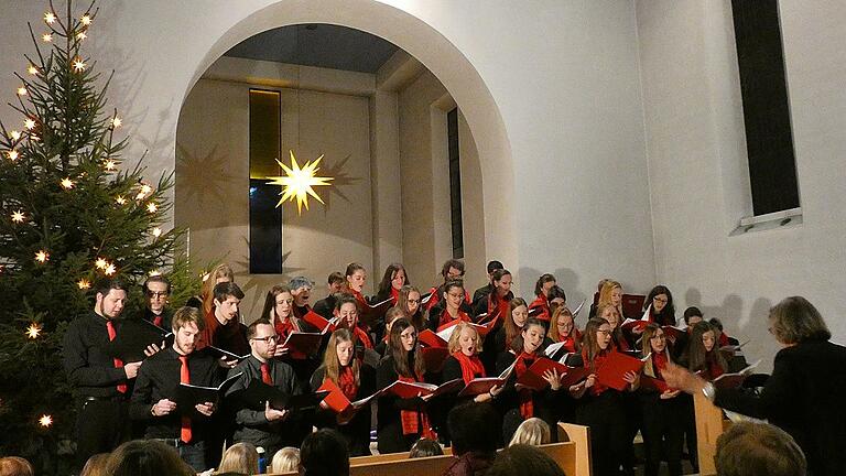 Jugendchor & mittendrin glänzten mit ihren Christmas Carols