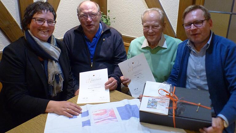 Vorsitzende Susanne Sauer übernahm zusammen mit Pfarrer Uwe Hartmann (rechts) die Ehrung verdienter Mitglieder. Neben ihr Hermann Schliermann und Klaus Ludwig.