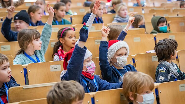 475 Kinder zwischen sechs und 13 Jahren nahmen an der zweiten Vorlesung der Kinderuni an der Julius-Maximilians-Universität Würzburg am Samstag teil. Das Thema waren Märchen und Geschichten. 475 Kinder zwischen sechs und 13 Jahren nahmen an der zweiten Vorlesung der Kinderuni an der Julius-Maximilians-Universität Würzburg am Samstag teil. Das Thema waren Märchen und Geschichten.
