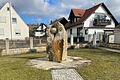 Im (anonyme) Urnenfeld in Stettfeld beginnen die Krokusse schon zu blühen. Hier werden die Urnen versenkt und kleine Namensschilder können am Denkmal angebracht werden.
