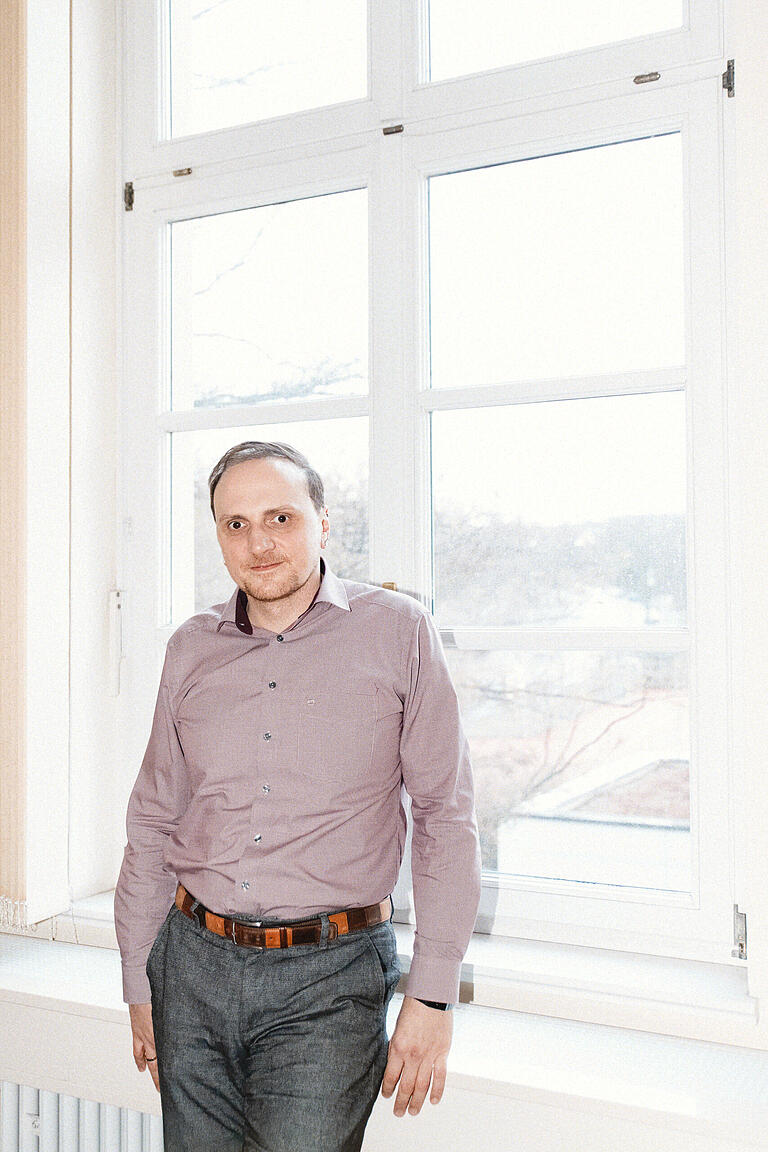 Professor Dino Capovilla am Fenster in seinem Büro an der Uni Würzburg.