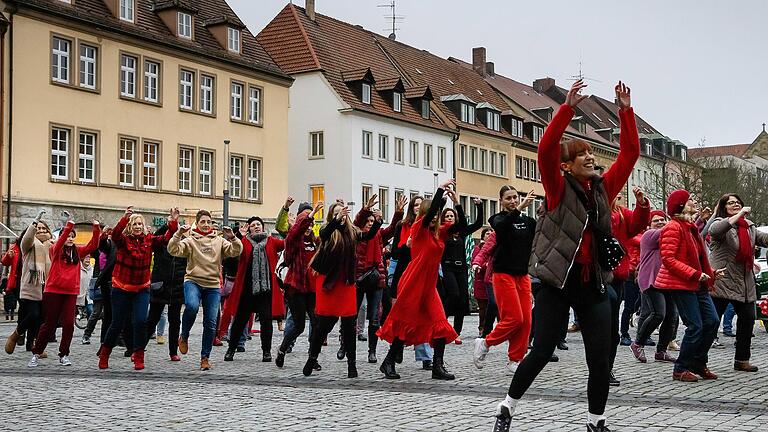 'One Billion Rising' Flashmob auf dem Schweinfurter Marktplatz, angeleitet von Tanzlehrerin Luise Räth.