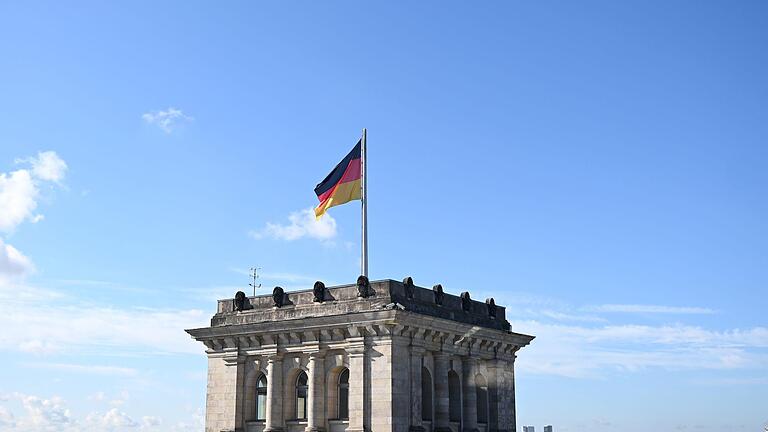 dakmks7trf-v5-ax-s2048.jpeg       -  Politiker im Bundestag müssen Einkünfte aus Nebentätigkeiten angeben, wenn sie eine bestimmte Summe überschreiten. So hoch sind die Angaben in der Region.