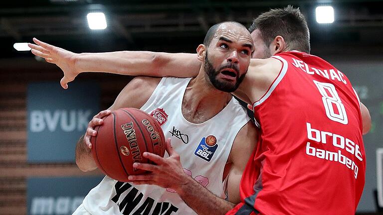 Basketball -  easyCredit BBL - s.Oliver Wuerzburg - Brose Bamberg       -  Der Neu-Würzburger Perry Ellis setzt sich gegen den Bamberger Stevan Jelovac durch.