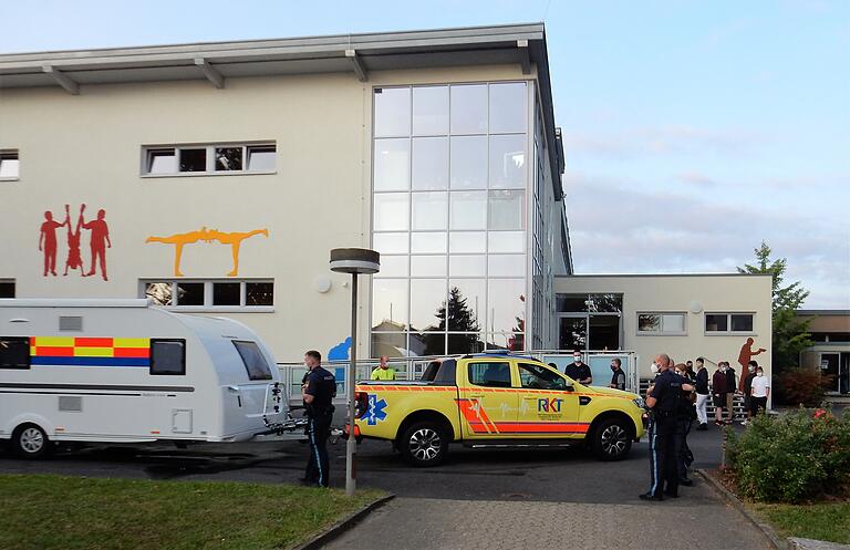 Die Polizei sicherte bei der Anlieferung der Tests. Die Polizei sicherte bei der Anlieferung der Tests.