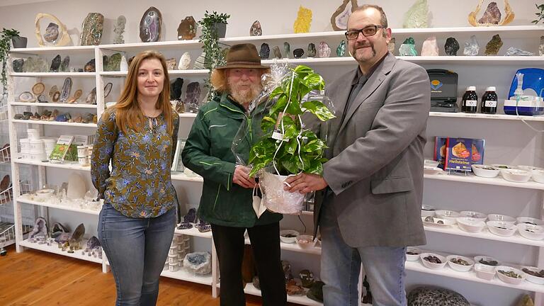 Bürgermeister Martin Link (rechts) gratuliert Julia Barthelmes und Werner Kühni zum neuen Laden.