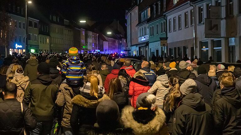 3000 Menschen protestierten am vierten Adventssonntag wieder mit einem Aufzug durch Schweinfurt gegen die Corona-Maßnahmen. Unter den Demonstrierenden sind auch Familien.&nbsp;