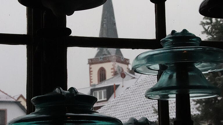 Blick aus dem wohl kleinsten Museum des Landes auf die Lohrer Stadtpfarrkirche. Blick aus dem wohl kleinsten Museum des Landes auf die Lohrer Stadtpfarrkirche.