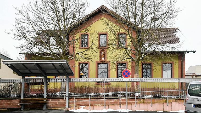 Nach mutmaßlichen Übergriffen in der Kita Greußenheim ermittelt die Polizei nun unter anderem wegen des Verdachts einer möglichen Körperverletzung.