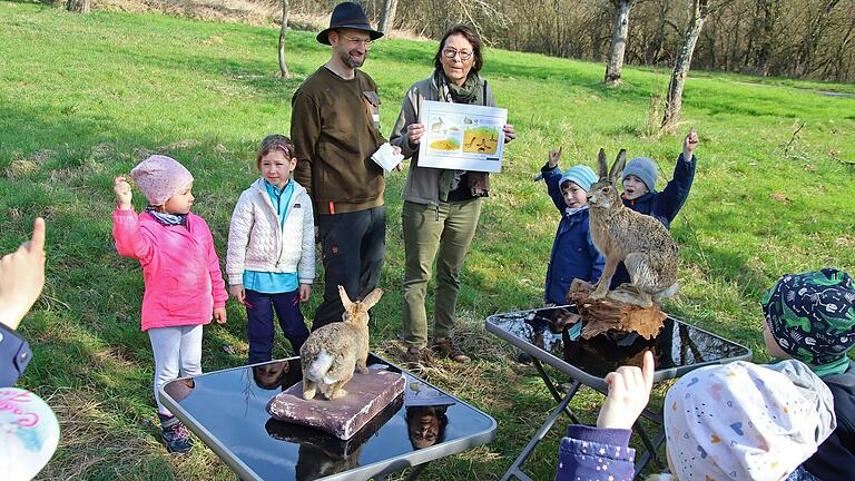 Mit den von Barbara Kuhn (rechts) und Timo Lettfuß (links) initiierten Naturtagen  des St.Johannes-Kindergarten in Margetshöchheim startete ein Pilotprojekt der Kreisgruppe Würzburg im Bayerischen Jagdverband (BJV).