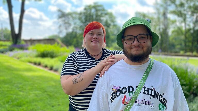 Lor Then (Schatzmeisterei) und Vorsitzender&nbsp; Vincent Steppert (von links) vom Verein Queeres UFO e.V. planen gemeinsam mit Queer SW ein Pride-Wochenende in Schweinfurt und Haßfurt.